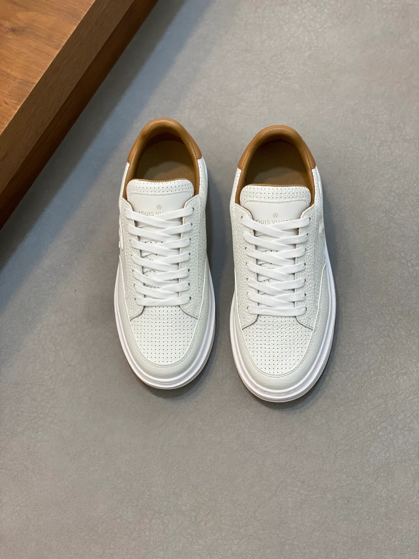 Factory Price: 400💰LV🔍Top Purchasing Agency🇮🇹 Lu Street Boy’s popular sports shoes counter synchronized, uppers imported from Italy cowhide fabric, high-quality complex splicing crafts, imported water-dyed cowhide lining cowhide feet Sole: Original sole provided by the original factory, T men's men's shoes 💰U exclusive movable molded sole, super comfortable, original factory follow-up goods, 🔍🔍high quality, can be entered and exited the counter at will, welcome to compare, code number 39-44 (order 38 45)